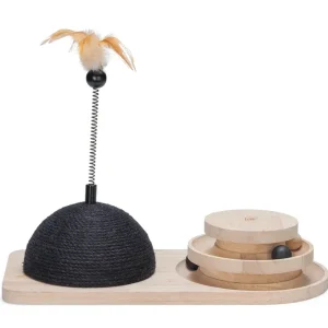 Designed by Lotte Maia – Kratzstamm aus Holz mit Spielturm