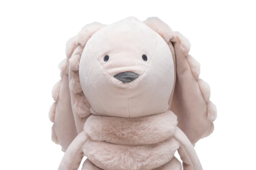 Designed by Lotte Reza Hase – Plüsch-Hundespielzeug in Rosa - Image 2