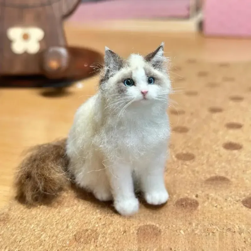 Kleinst Filz-Katze handgefertigt – Süße Deko-Figur aus Wolle – Nadelfilz Kätzchen für Schreibtisch & Regal – Kawaii Handarbeit Glücksbringer – Geschenk für Katzenfreunde - HaustierPro