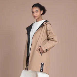 PAIKKA Human Visibility Raincoat Lite Taupe – reflektierende Damen-Regenjacke